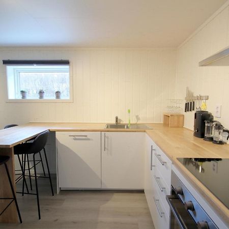 Spacious Two Bedroom Basement Apartment Flam Bagian luar foto