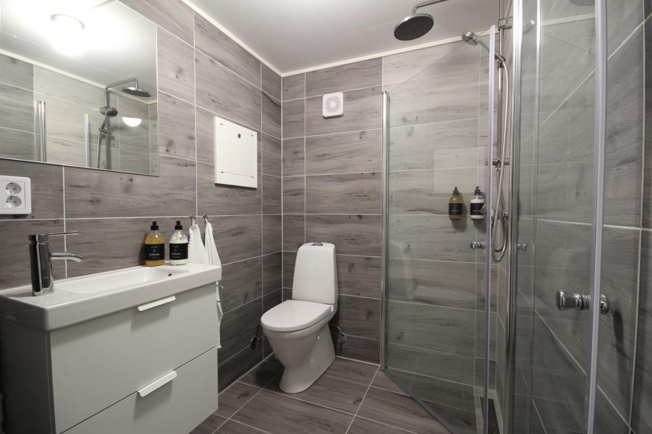 Spacious Two Bedroom Basement Apartment Flam Bagian luar foto