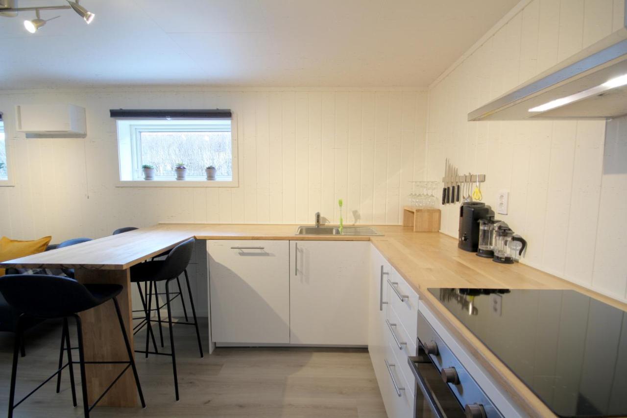 Spacious Two Bedroom Basement Apartment Flam Bagian luar foto