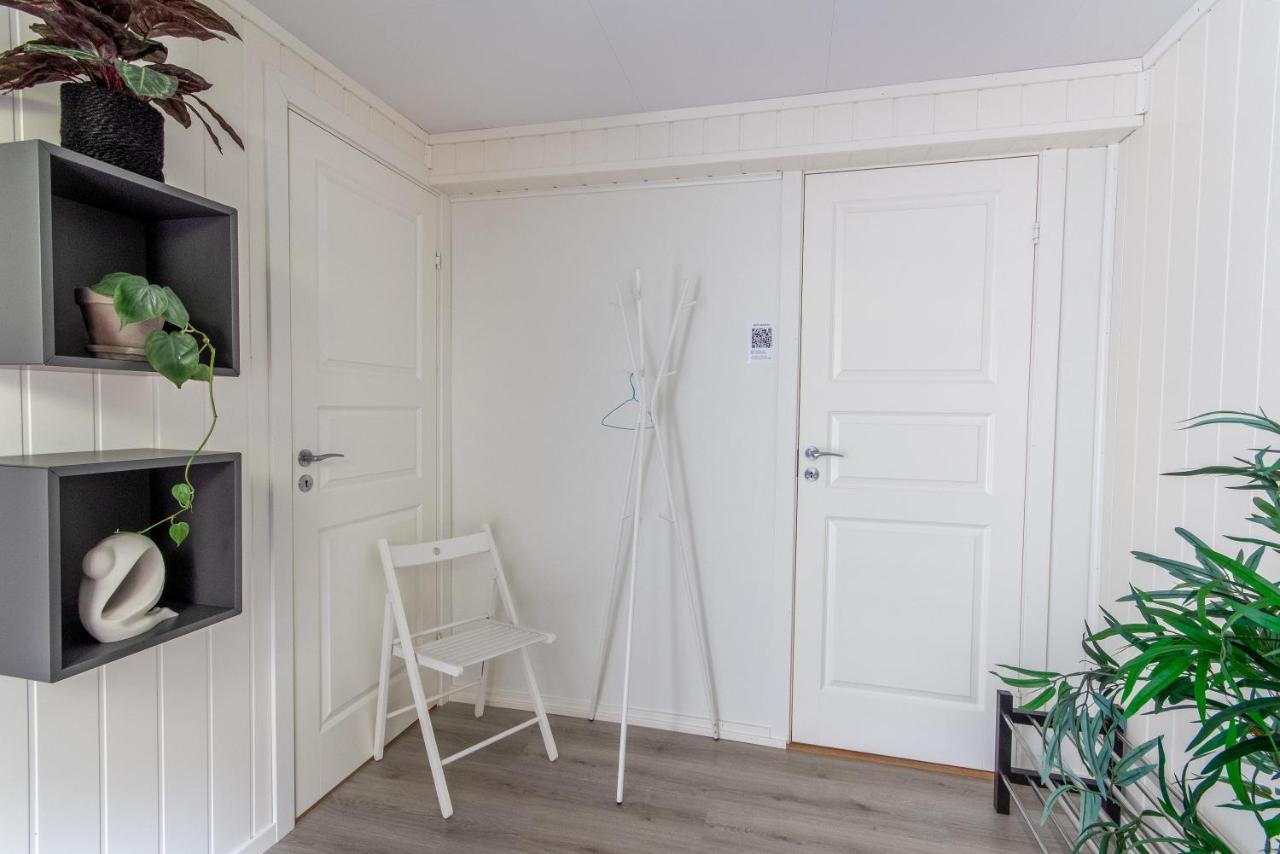 Spacious Two Bedroom Basement Apartment Flam Bagian luar foto