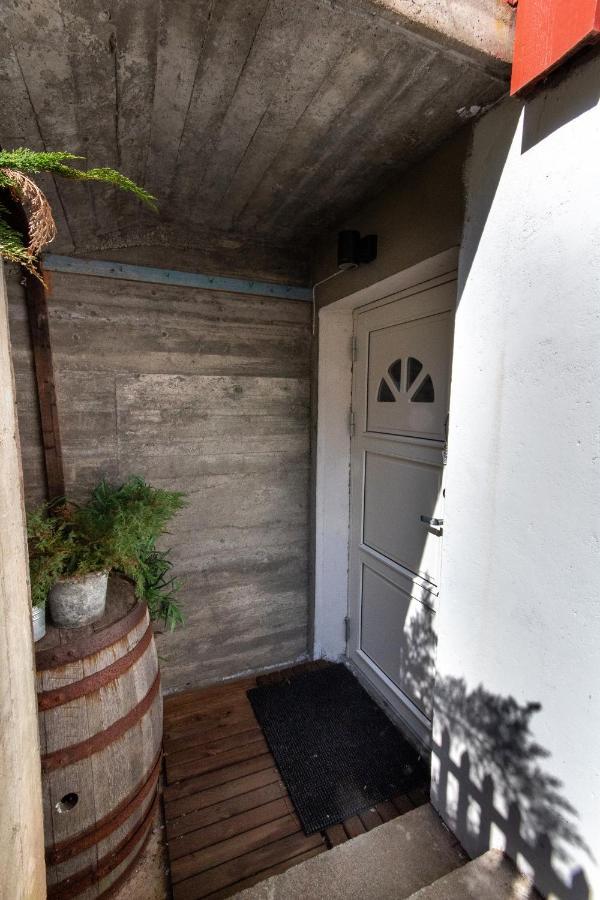 Spacious Two Bedroom Basement Apartment Flam Bagian luar foto