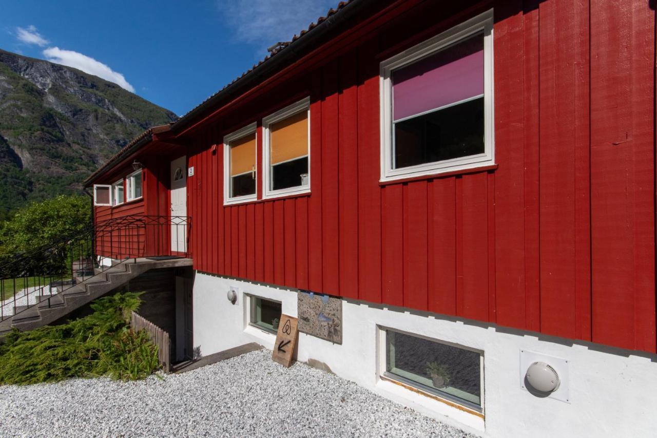 Spacious Two Bedroom Basement Apartment Flam Bagian luar foto